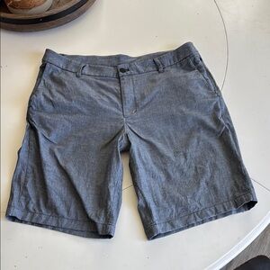 🥮🌺Lululemon Athletica Gray Flat Front Mid-Length Shorts